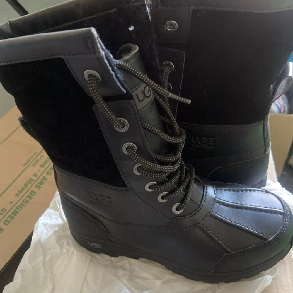 UGG Australia Big Kids Butte lace-up Black Leather Boot US 2/EU 32